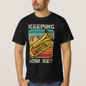 Houdend het lage zeer belangrijke instrument tuba t-shirt (Voorkant)