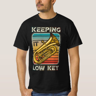 Houdend het lage zeer belangrijke instrument tuba t-shirt