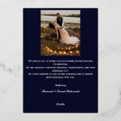 Houder met goudkleurig folie huwelijks dankkaart folie uitnodiging (Achterkant)