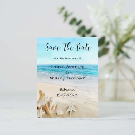 Houders op het strand bruiloft sparen de datum briefkaart (Staand voorkant)