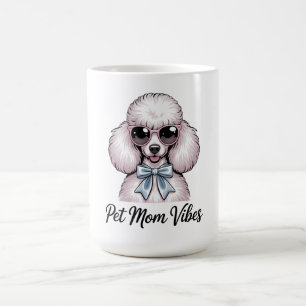 Houding van huisdiermoeder Poodle-hond zonnebril R Koffiemok
