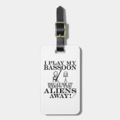 Houdt Aliens Away Bassoon vast Bagagelabel (Voorkant verticaal)