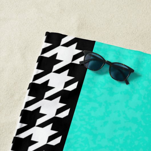 Houndstooth, blauwgroen, zwart, en wit, ingecheckt strandlaken (In situ)
