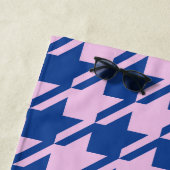 Houndstooth Roze + Blauw Grote Patroon Strandlaken (In situ)