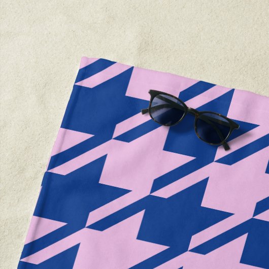 Houndstooth Roze + Blauw Grote Patroon Strandlaken (In situ)