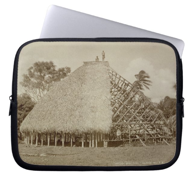 House Building in Samoa, c.1875 (sepia foto) Laptop Sleeve (Voorkant)