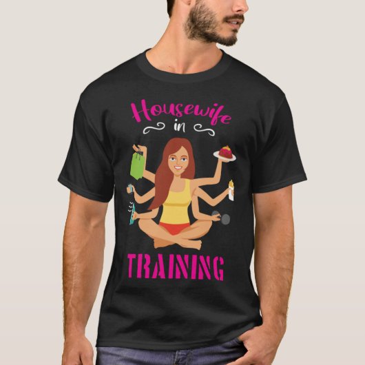 Housewife In Training Graphic T-shirt (Voorkant)