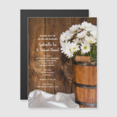 Hout Bucket en White Daisies Ranch Wedding Magnetische Uitnodiging (Voorkant / Achterkant)