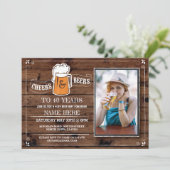 Hout Cheers & Beers Verjaardagsfeest Foto Uitnodig Kaart (Staand voorkant)