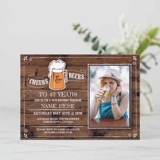 Hout Cheers & Beers Verjaardagsfeest Foto Uitnodig Kaart (Staand voorkant)