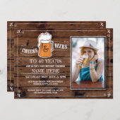 Hout Cheers & Beers Verjaardagsfeest Foto Uitnodig Kaart (Voorkant / Achterkant)