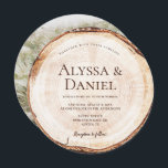 Hout Cut Slice Custom Photo Rustic Wedding Kaart<br><div class="desc">Vier uw liefde op een rustieke en betoverende manier met onze Wood Cut Slice Custom Photo Rustic Wedding Invitation. Geïnspireerd door de natuurlijke schoonheid van hout gesneden boomschors, vangt deze ronde kaart de essentie van romantische, rustieke bruiloften. Het ontwerp van deze uitnodiging lijkt op een houten plak, compleet met ingewikkelde...</div>