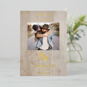 Hout-effect Rustic Dragonfly Couple Foto Folie Uitnodiging (Staand Voorkant)