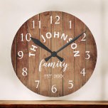 Hout Eigen familienaam Rustic Farmhouse Grote Klok<br><div class="desc">De bruine houten boerderij-huiswandklok is perfect voor de keuken van de boerderij in uw land. Pas je aan met je familienaam en het jaar waarin je bent ingesteld voor een unieke en persoonlijke verjaardag of kerstcadeau.</div>