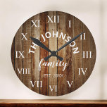 Hout Eigen familienaam Rustic Farmhouse Ronde Klok<br><div class="desc">De bruine houten boerderij-huiswandklok is perfect voor de keuken of woonkamer van de boerderij in uw land. Pas je aan met je familienaam en het jaar waarin je bent ingesteld voor een unieke en persoonlijke verjaardag of kerstcadeau.</div>