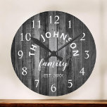 Hout Eigen familienaam Rustic Farmhouse Ronde Klok<br><div class="desc">De grijze (grijze) houten boerderij huiswandklok is perfect voor de keuken van je landhuis. Pas je aan met je familienaam en het jaar waarin je bent ingesteld voor een unieke en persoonlijke verjaardag of kerstcadeau.</div>