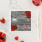 Hout, lantaarns en donkerrode bloem servet (Insitu)