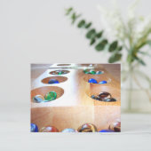 Hout Mancala board met kleurrijke glazen stenen Briefkaart (Staand voorkant)