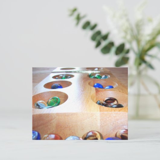 Hout Mancala board met kleurrijke glazen stenen Briefkaart (Staand voorkant)