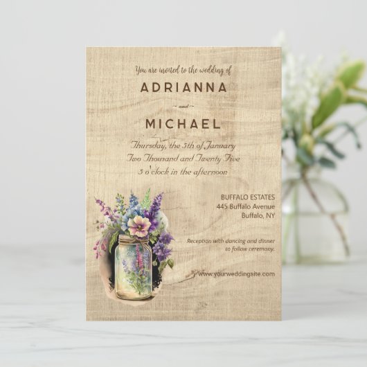 Hout Mason Jar Land Bloemen Bruiloft Uitnodiging (Staand voorkant)