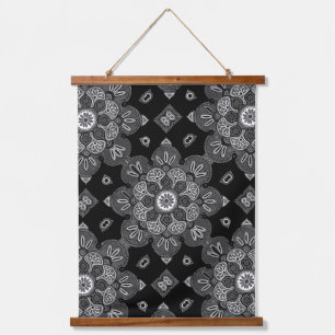 Hout met wandbekleding met mantel en vormgeving va hangend wandkleed