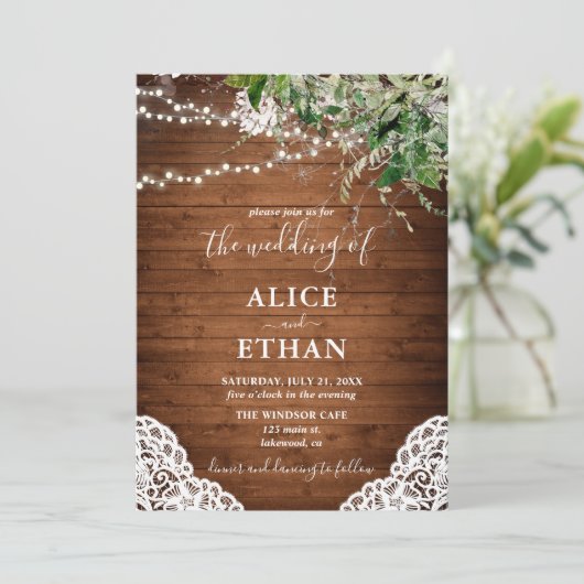 Hout rustiek groen script bruiloft uitnodiging (Staand voorkant)