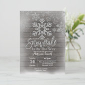 Hout sneeuwvlok is op weg naar baby shower kaart (Staand voorkant)