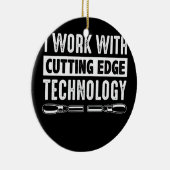 Hout waarmee ik werk met snijtaartje keramisch ornament (Rechts)