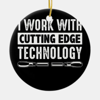 Hout waarmee ik werk met snijtaartje keramisch ornament