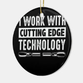 Hout waarmee ik werk met snijtaartje keramisch ornament (Links)