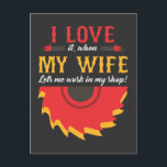 Houtbewerkende echtgenoot timmerman houtbewerker v briefkaart<br><div class="desc">Een grappig houtbewerkerscadeau voor makers en timmerlieden,  mensen die houtkrullen beschouwen als rommel. Geweldig houtbewerkingsontwerp voor vader,  grootvader of oom voor hun verjaardagsfeestjes of pensioen.</div>