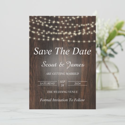 Houten Achtergrond met Elegante Lichten Save The Date (Staand voorkant)