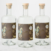 Houten achtergrond met mechanisch zeepaard likeurfles etiket (Flessen)