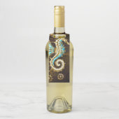 Houten achtergrond met mechanisch zeepaardje flessenhanger (Op fles)