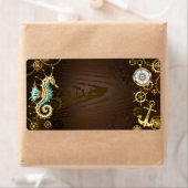 Houten Achtergrond met Mechanische Zeepaard Etiket (Insitu)