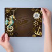 Houten achtergrond met mechanische zeepaard flyer (Hand)