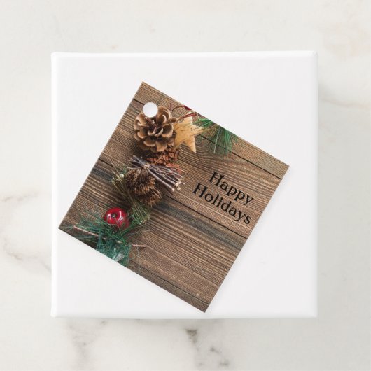 houten achtergrond met pijnbomen bedankjes labels (In situ)