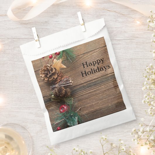 houten achtergrond met pijnbomen bedankzakje (Geknipt)