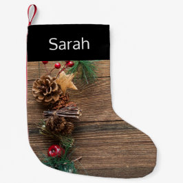 houten achtergrond met pijnbomen kleine kerstsok