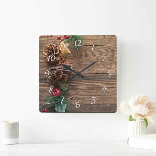 houten achtergrond met pijnbomen vierkante klok (Huis)