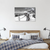 Houten alien in winterse omstandigheden canvas afdruk (Insitu (Slaapkamer))