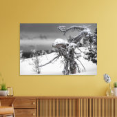 Houten alien in winterse omstandigheden canvas afdruk (Insitu (Woonkamer))