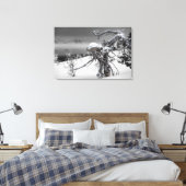 Houten alien in winterse omstandigheden canvas afdruk (Insitu (Slaapkamer))