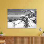 Houten alien in winterse omstandigheden canvas afdruk (Insitu (Woonkamer))