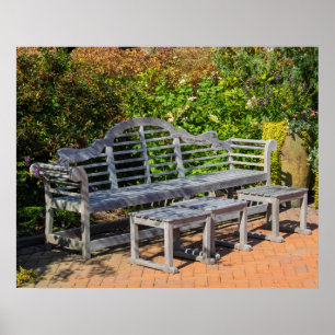 Houten Bank in Weelderige Tuin Poster