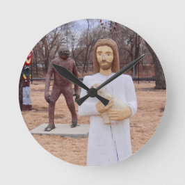 Houten beelden van Jezus en Bigfoot Wegkunst Ronde Klok