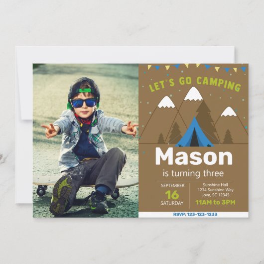 Houten blauwe camping verjaardagsuitnodiging met a kaart (Voorkant)