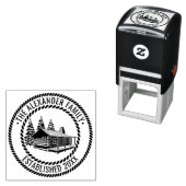 Houten Blokhut Winter Sneeuw Familie Naam Datum Op Zelfinktende Stempel (In situ)