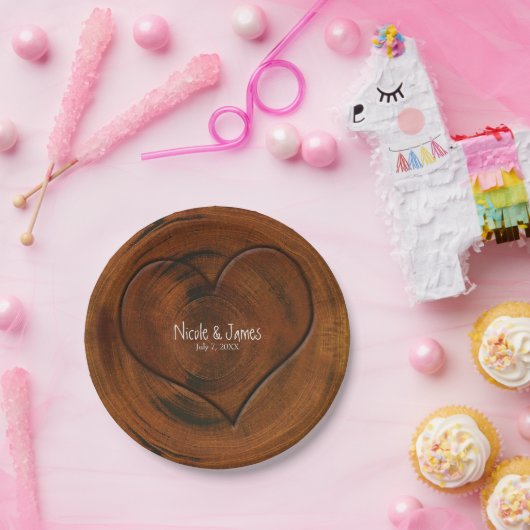 Houten boomstronk met gesneden hart rustieke bruil papieren bordje (Feest)