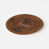 Houten boomstronk met gesneden hart rustieke bruil papieren bordje (Gekanteld)